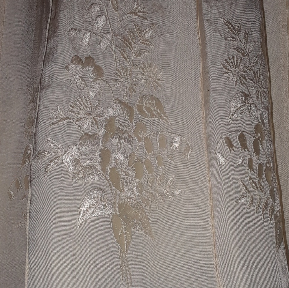Beautiful Ivory pleated Skirt Size 4 - Picture 4 of 8